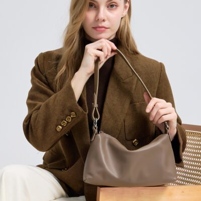 Handcrafted Donna Puo Ayla women’s bag in khaki cow leather