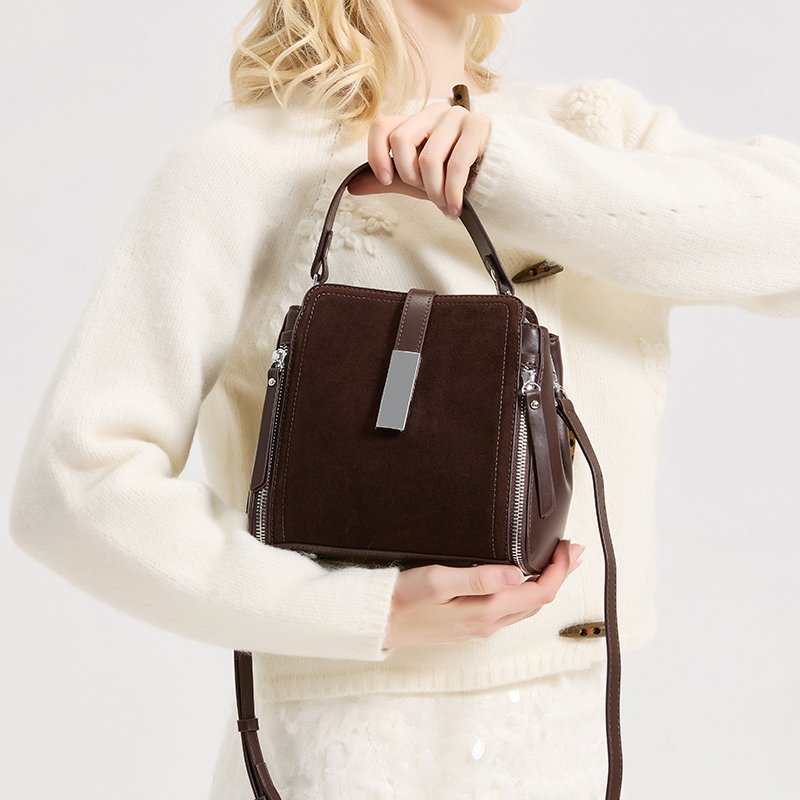 Woman carrying Donna Puo Rosa handbag in brown color