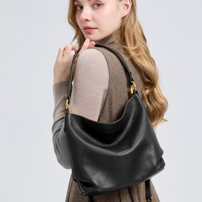 woman in studio carrying a donna puo leather bag model - Marcella in black color