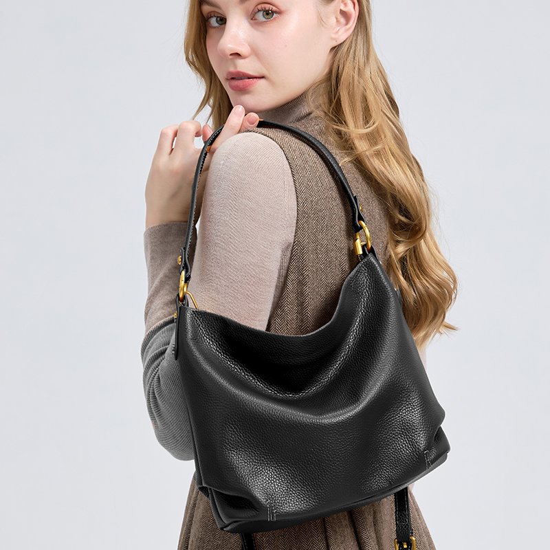 woman in studio carrying a donna puo leather bag model - Marcella in black color