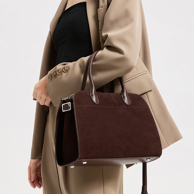 Luxury women’s brown leather bag Serena Donna Puo in everyday style