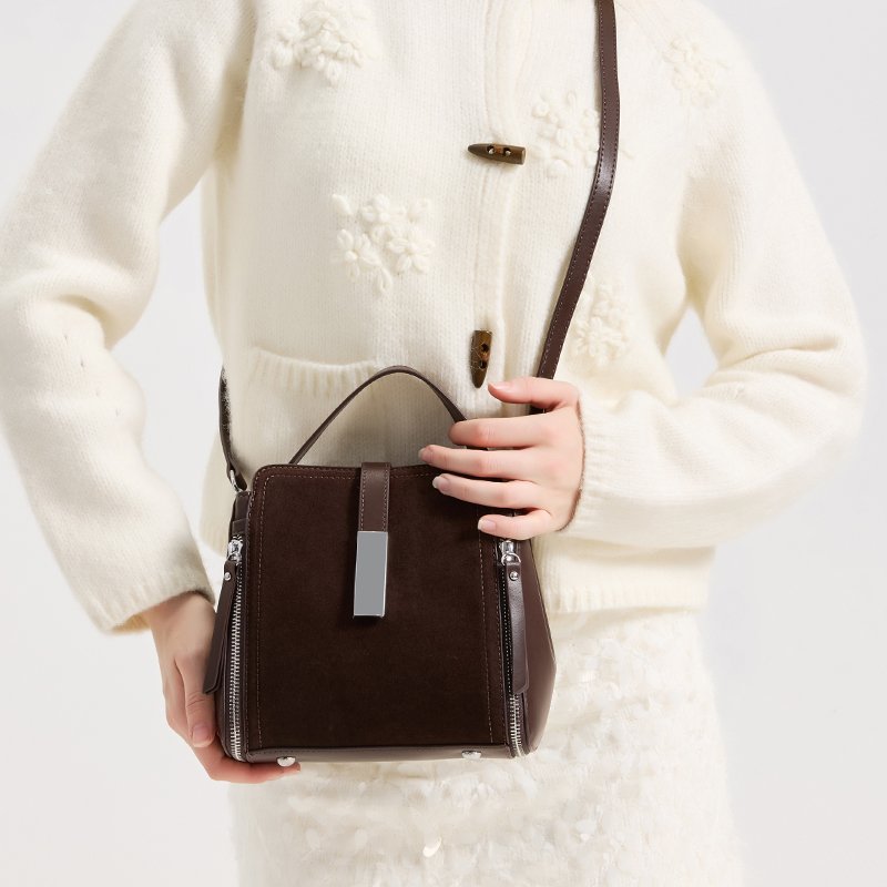 Woman carrying Donna Puo Rosa handbag in brown color