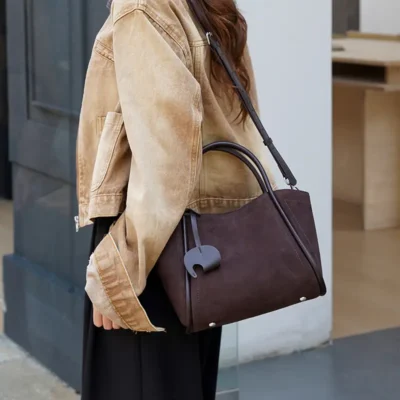 Donna Puo handmade Tote bag in brown cow leather lifestyle photo