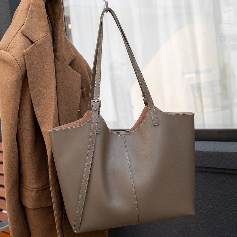leather tote in khaki coror
