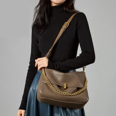 Donna Puo stella in khaki color leather handbag worn on shoulder.