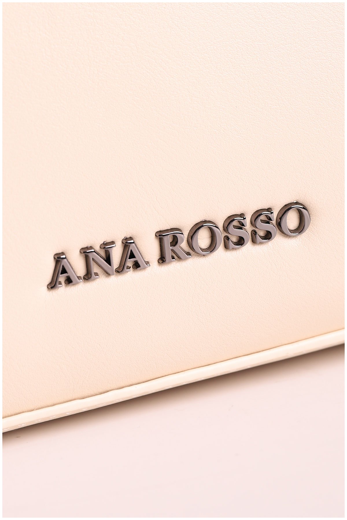 metal details on a beige woman handbag